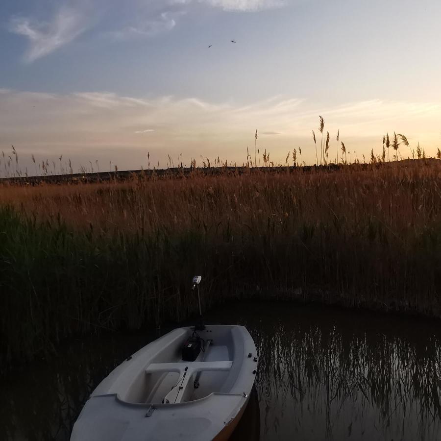 Pfahlbau Sunset I Toplage Elektroboot Inklusive Rust Bagian luar foto