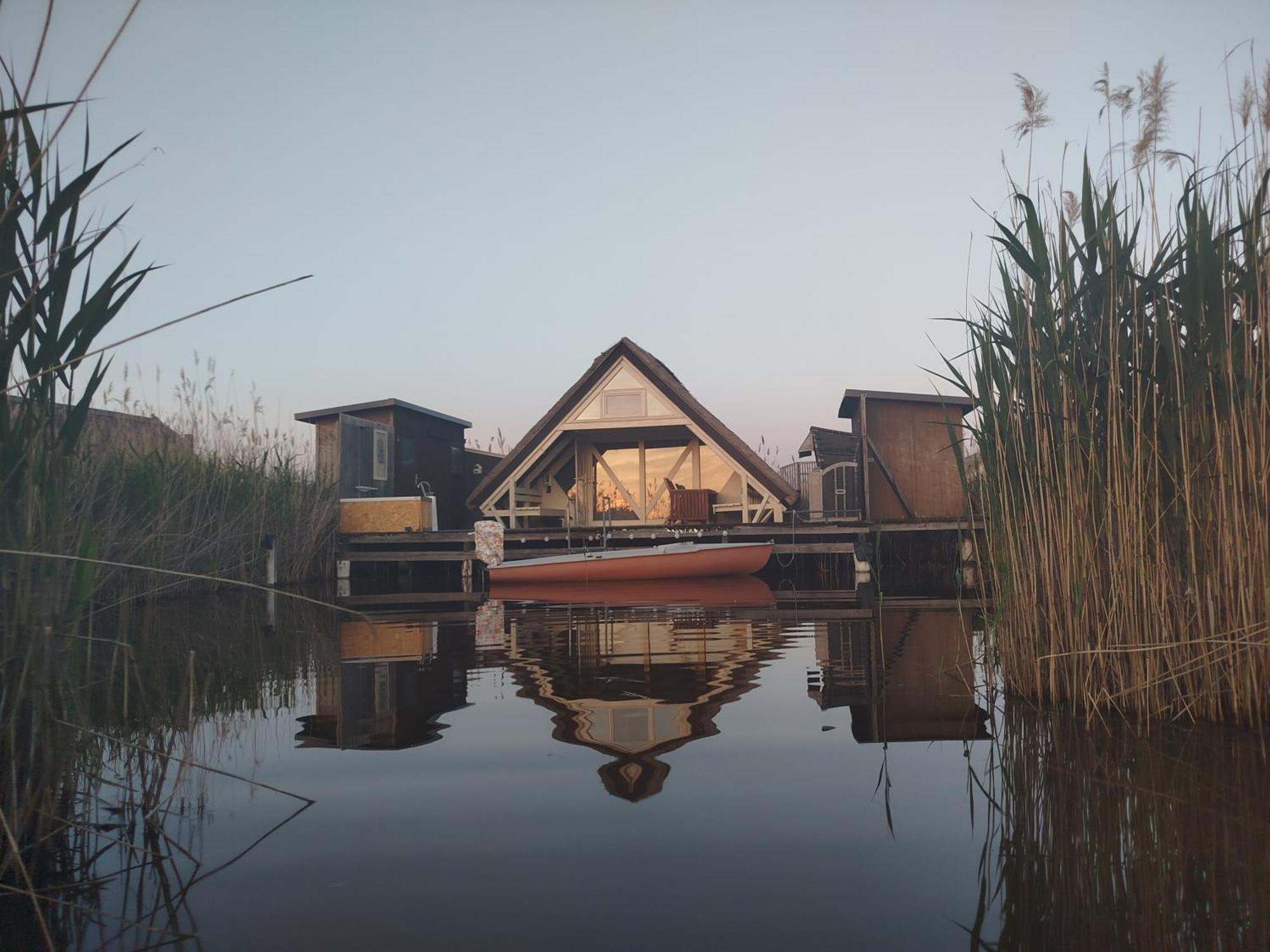 Pfahlbau Sunset I Toplage Elektroboot Inklusive Rust Bagian luar foto