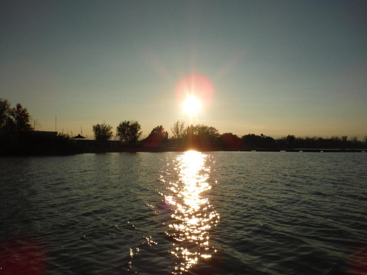 Pfahlbau Sunset I Toplage Elektroboot Inklusive Rust Bagian luar foto