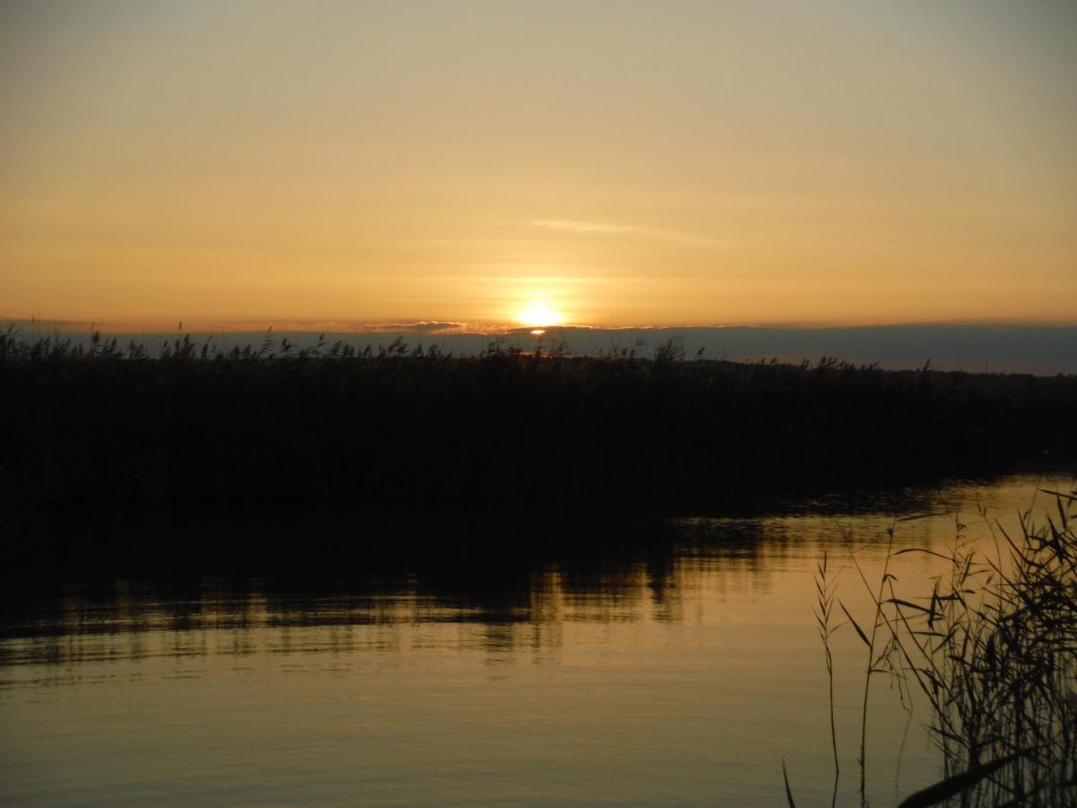 Pfahlbau Sunset I Toplage Elektroboot Inklusive Rust Bagian luar foto