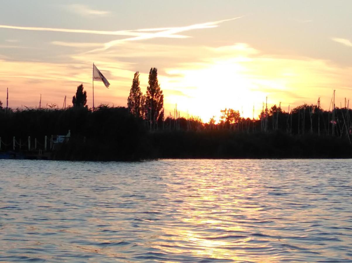 Pfahlbau Sunset I Toplage Elektroboot Inklusive Rust Bagian luar foto