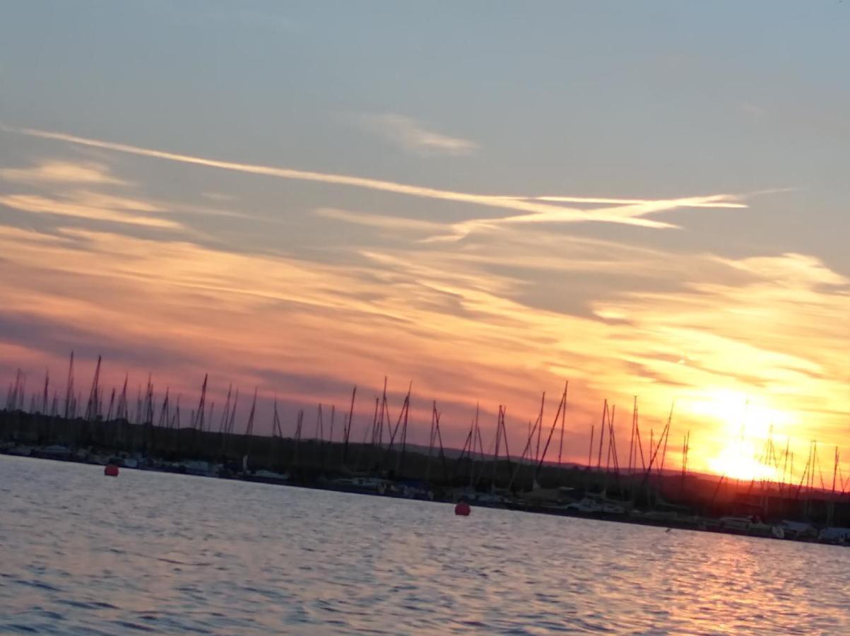 Pfahlbau Sunset I Toplage Elektroboot Inklusive Rust Bagian luar foto