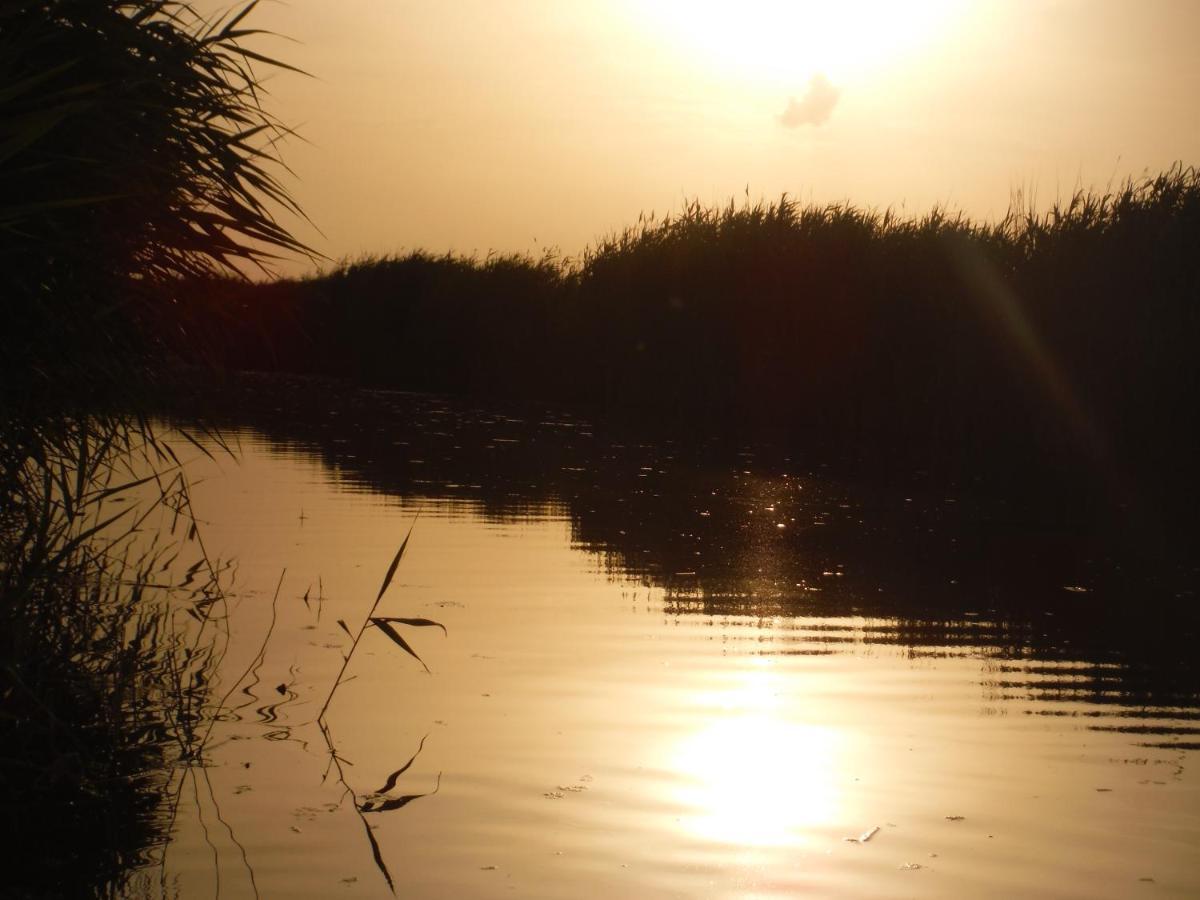 Pfahlbau Sunset I Toplage Elektroboot Inklusive Rust Bagian luar foto