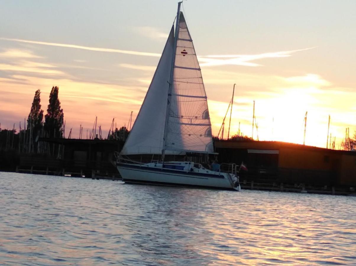 Pfahlbau Sunset I Toplage Elektroboot Inklusive Rust Bagian luar foto