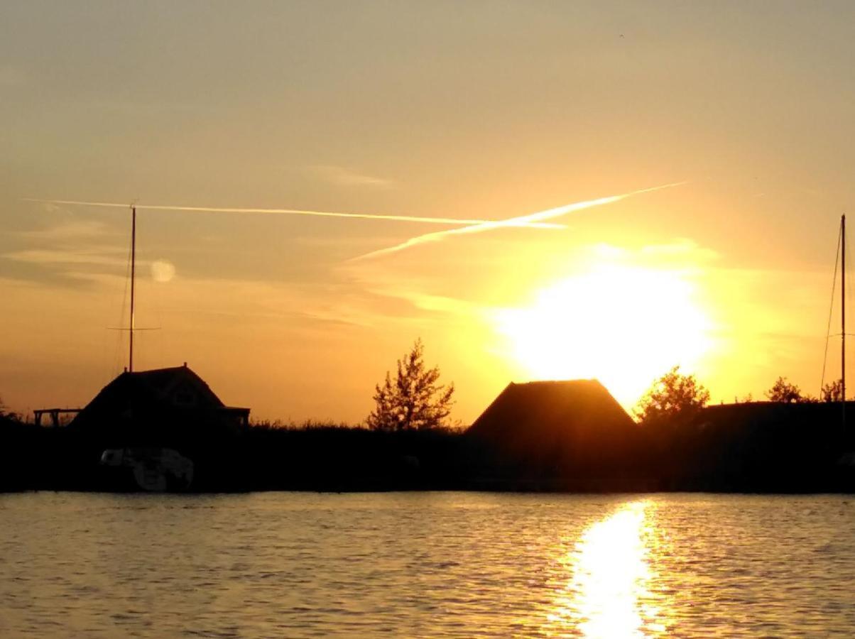 Pfahlbau Sunset I Toplage Elektroboot Inklusive Rust Bagian luar foto